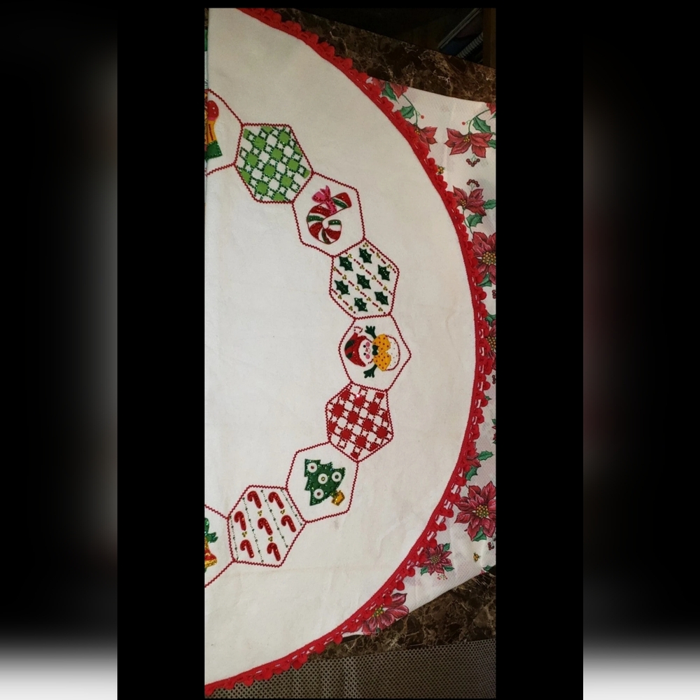 Mid-Century Bucilla Christmas Tree Skirt - Picture 2 of 12